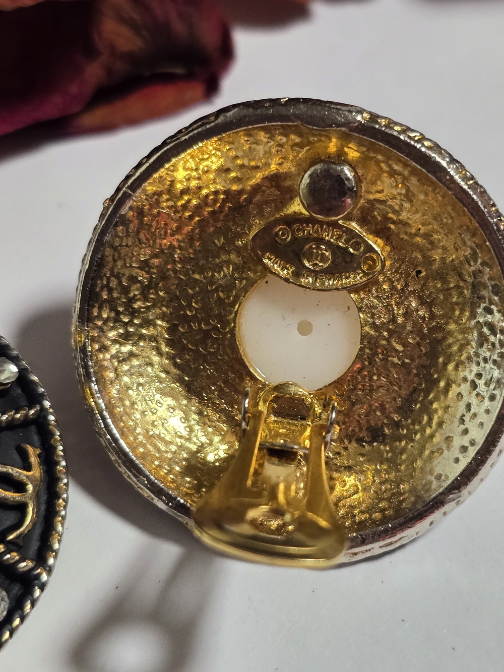 CHANEL ELEGANT VINTAGE Black and Gold Round Pearl-Style Button Earrings - Picture 6 of 7